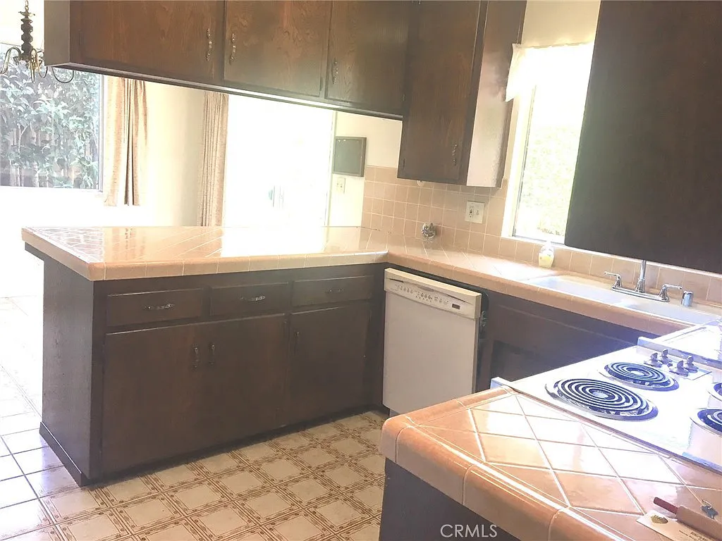 4 bed, 1700 sqft, $4,500 — Photo 4