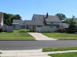 8 Narcissus Ln, Levittown, PA 19054