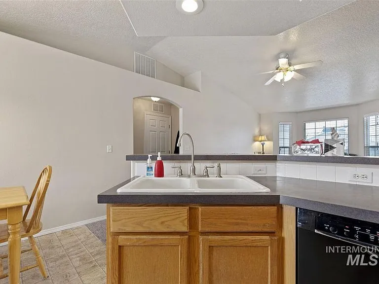 1622 W Meffan Ave — Photo 5