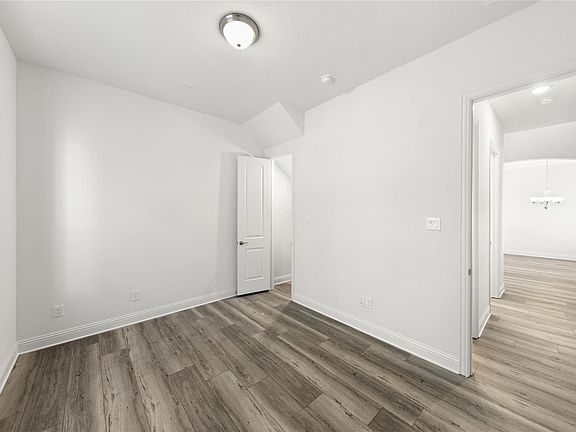 5th image of 2406 Colonial Ln