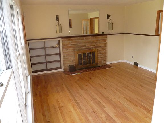 Nice fireplace in living room