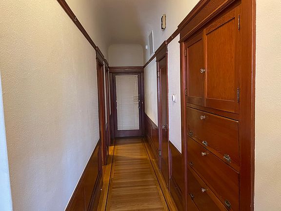 4th image of 2655 Franklin St