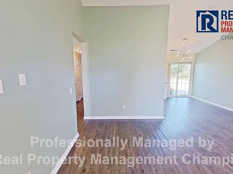 802 Plainfield Ct — Photo 3