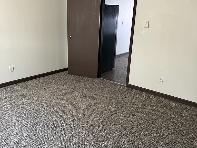 436 Martin Rd E — Photo 6