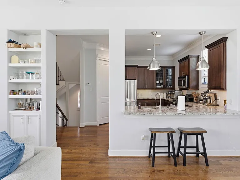 214 W 28th St — Photo 12