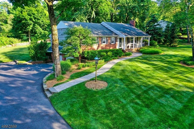 1st image of 670 Laurel Ln
