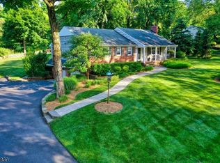670 Laurel Ln, Wyckoff, NJ 07481
