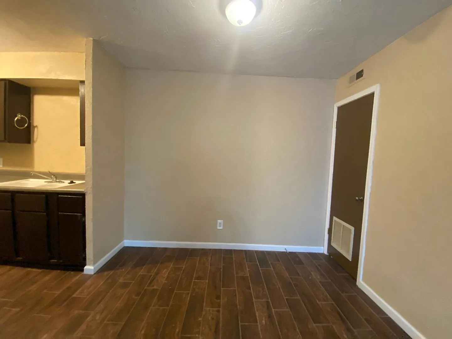 1 Bedroom 1 Bath Condo *Nw Expressway Section 8 Approved Property Spring Special — Photo 2