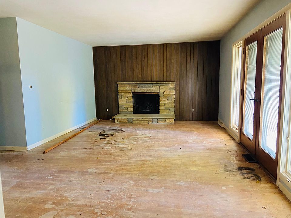 2nd image of 1815 Winsted Blvd