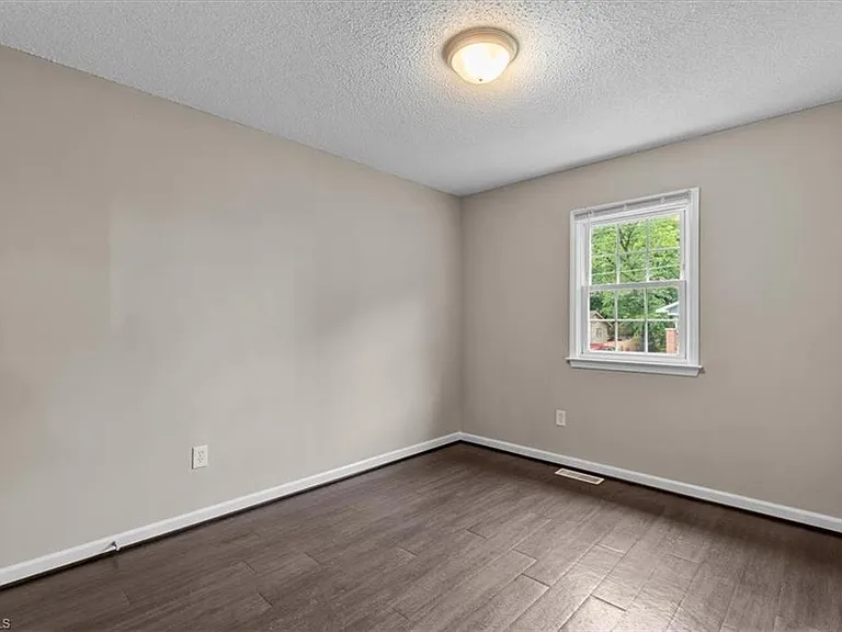 1307 Pearson St — Photo 27