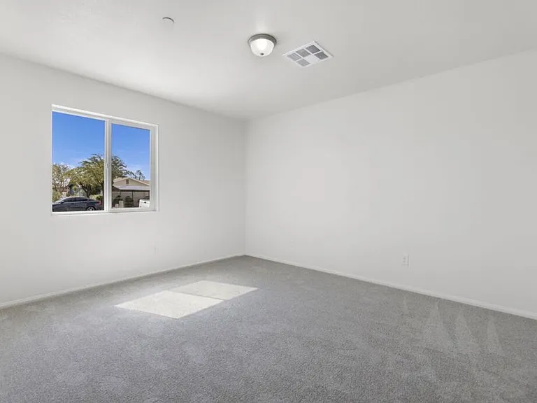 386 E Heil Ave — Photo 3