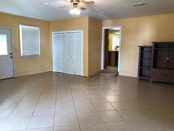 Bonus room w/ laundry