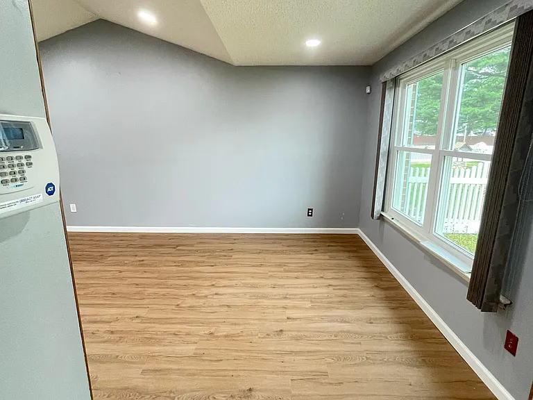 5709 Kendall Ct — Photo 2