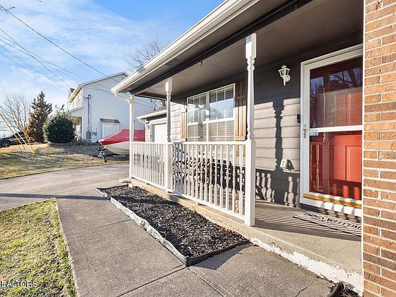 2nd image of 8272 Oak Terrace Ln