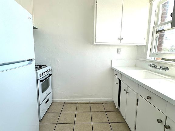 3rd image of 1647 W 11th St #309