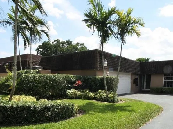 19224 W Lake Dr, Hialeah, FL 33015
