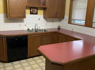 1221 S 15th St, Manitowoc, WI 54220