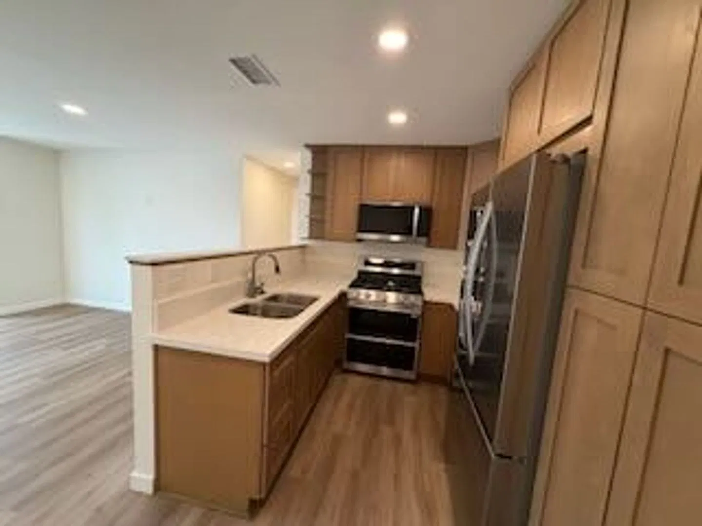 Amazing remodeled 4 Bedroom, 2 Bath Home with Large yard. — Photo 2