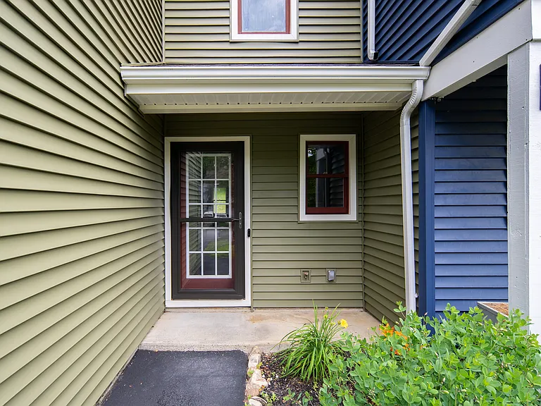 22 Lexington Dr — Photo 2