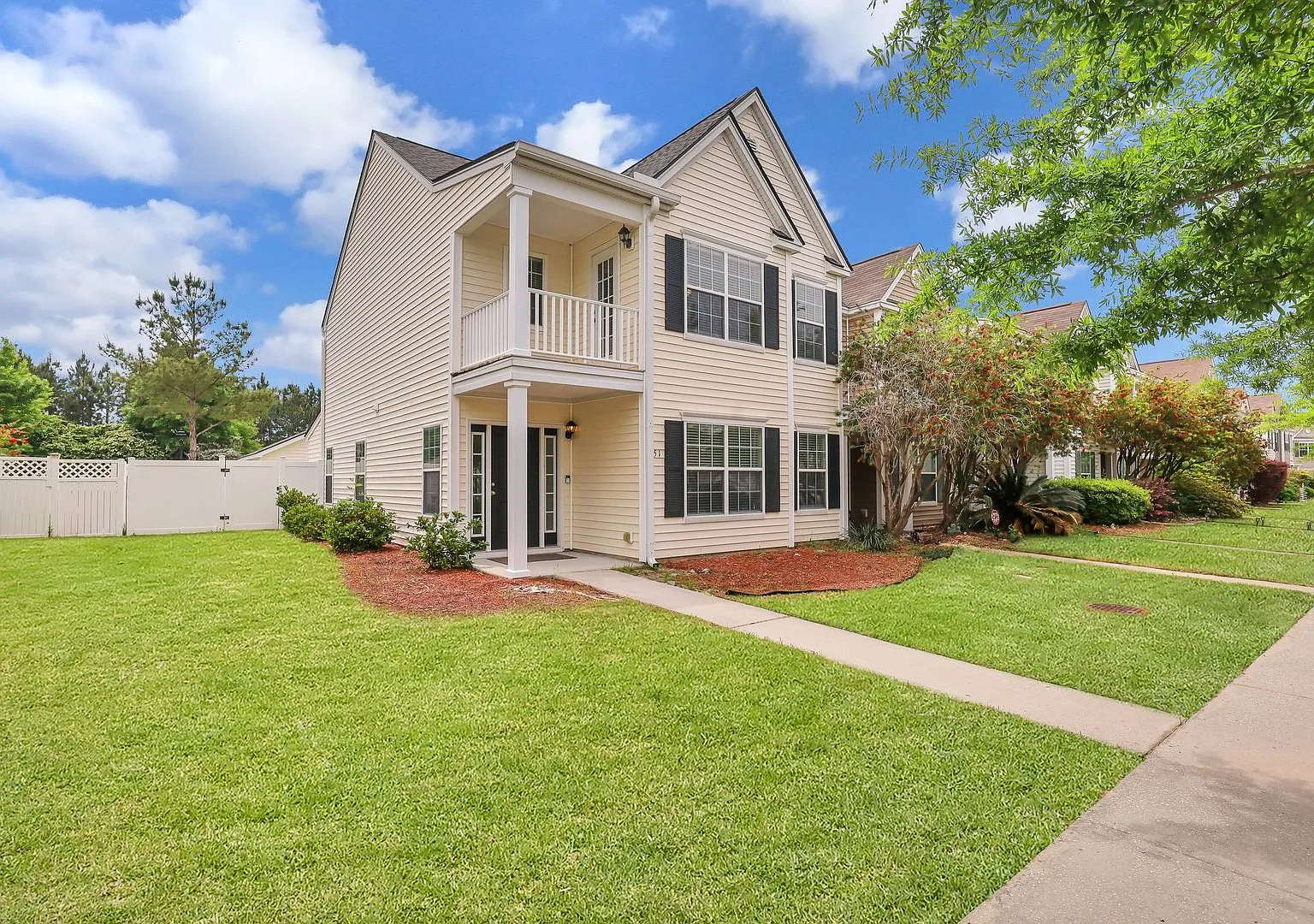 End Unit Townhome For Lease in Godley Park — Photo 2