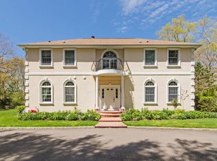 6 Arnold Dr, Hampton Bays, NY 11946