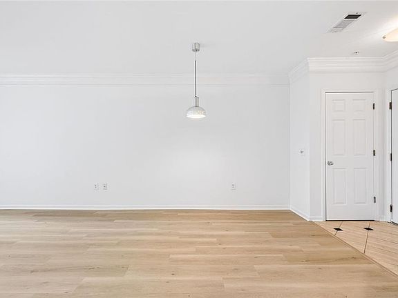 5th image of 3334 Peachtree Rd NE APT 905