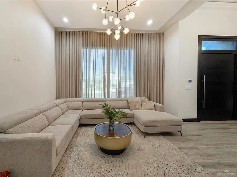 2202 Mirabelle St — Photo 3