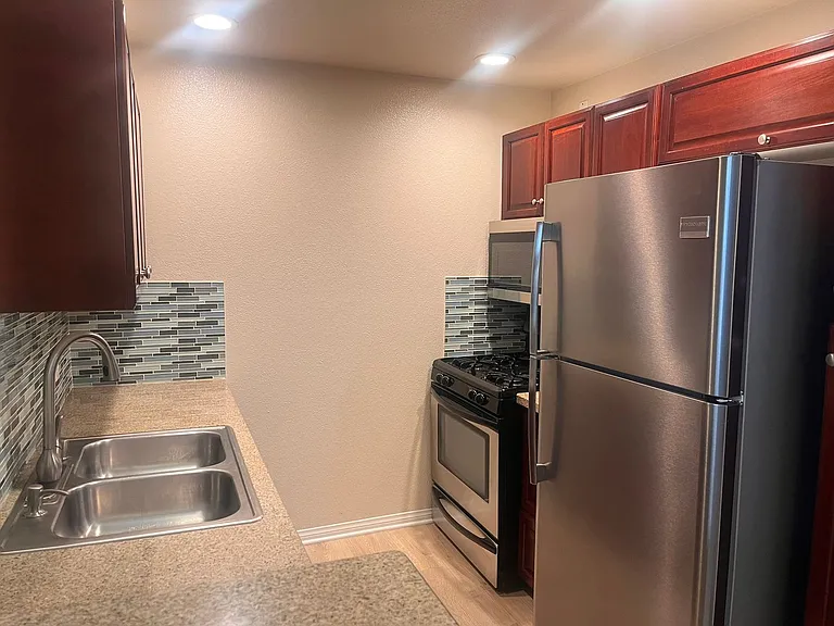 21550 Burbank Blvd #312 — Photo 6