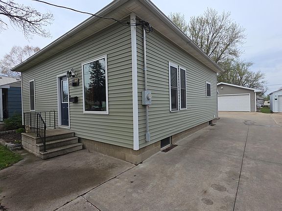 2nd image of 660 1st St SE