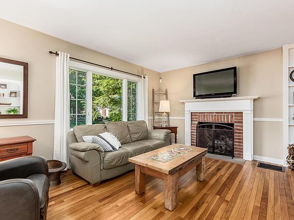4th image of 374 Loveman Ave