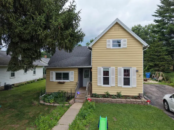 611 9th St, Baraboo, WI 53913