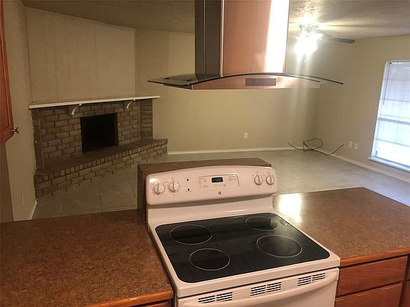 3rd image of 16619 Park Manor St