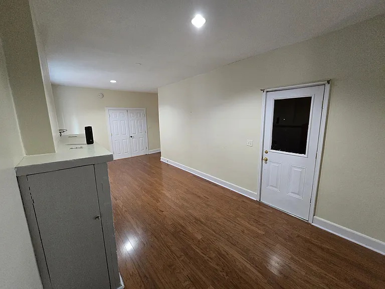 147 W Douglass St #1 — Photo 3