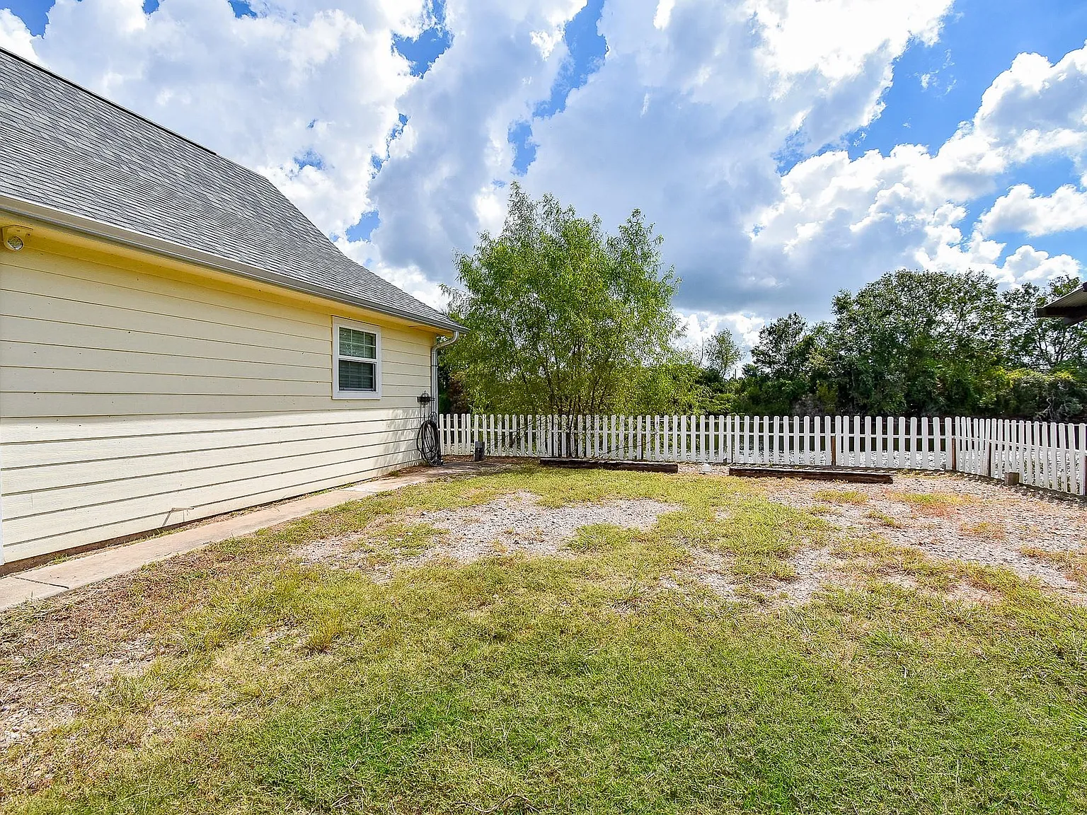 2 bed, 1.5 bath, 1300 sqft, $1,750 — Photo 2