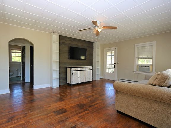 4th image of 18404 Staunton Ave