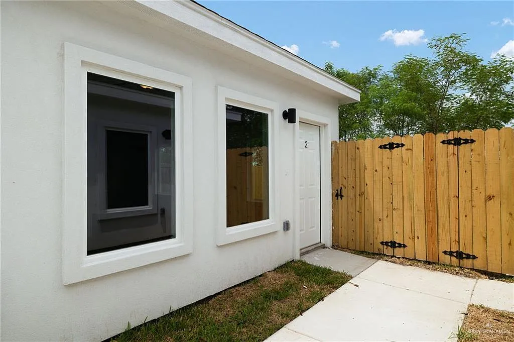 Building Photo - 412 E Acacia Ave #1