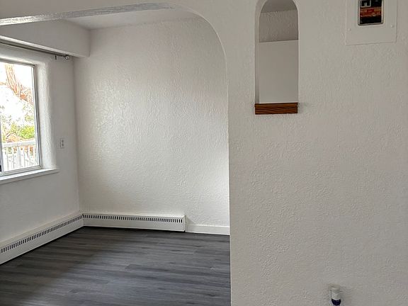 2nd image of 841 Esquimalt Rd #204