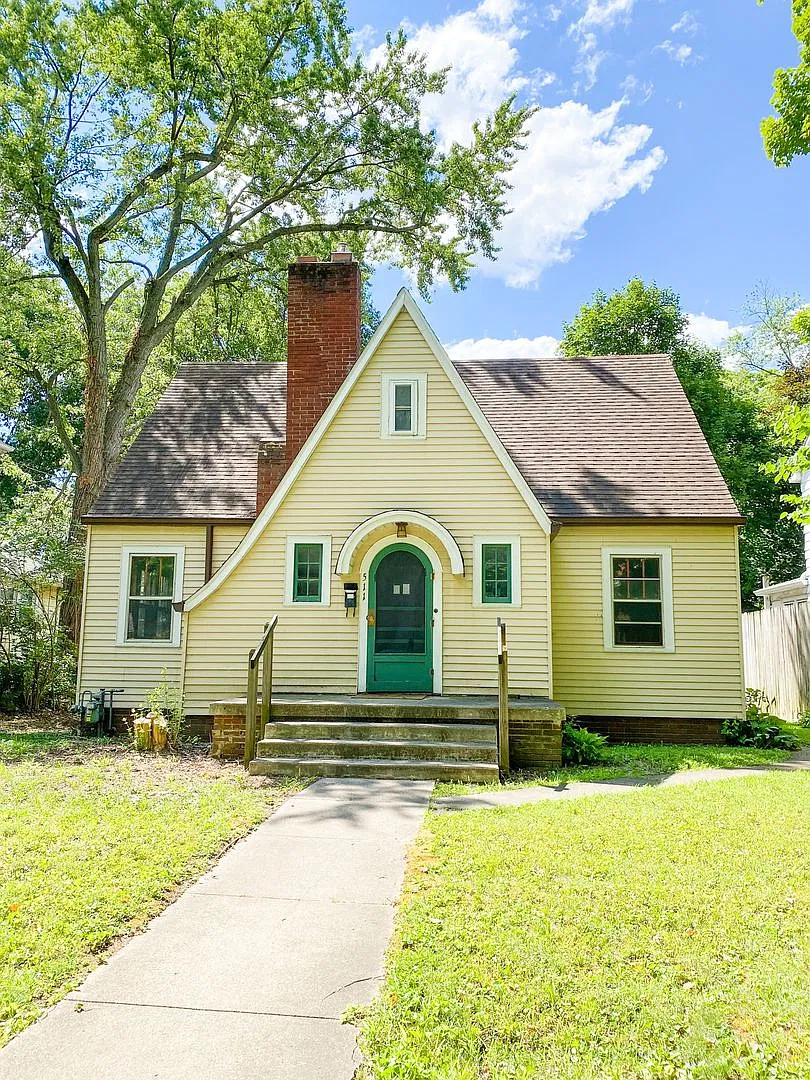 3 bedroom and 1.5 bathroom house just a few blocks from Mackey! — Photo 1