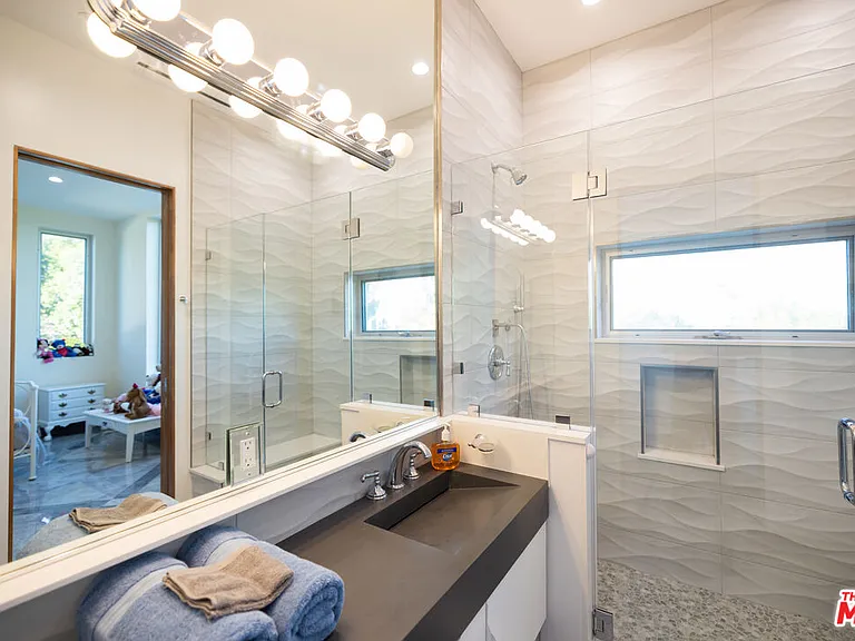 5900 N Winnetka Ave — Photo 21