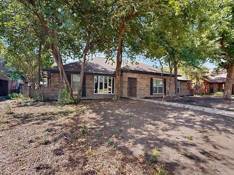 2308 Chamberlain Dr — Photo 5