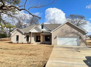 401 Elledge Ln, Muscle Shoals, AL 35661