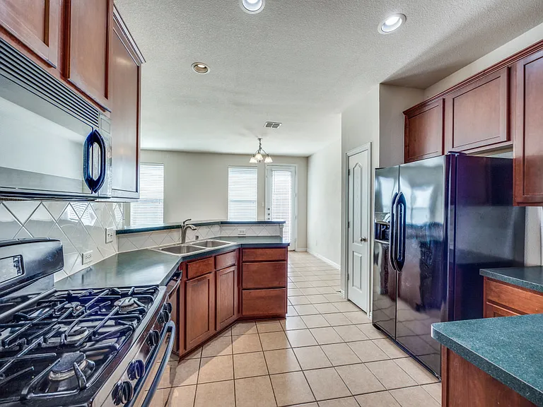 628 Gray Stone Ln — Photo 3