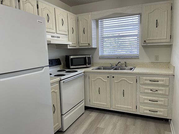 5th image of 1733 3rd Ave N APT 19