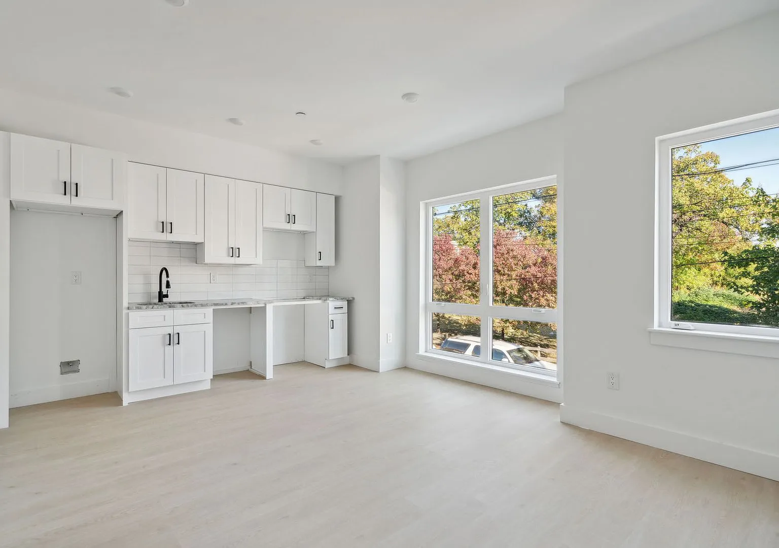 2400 W Montgomery Ave — Photo 4