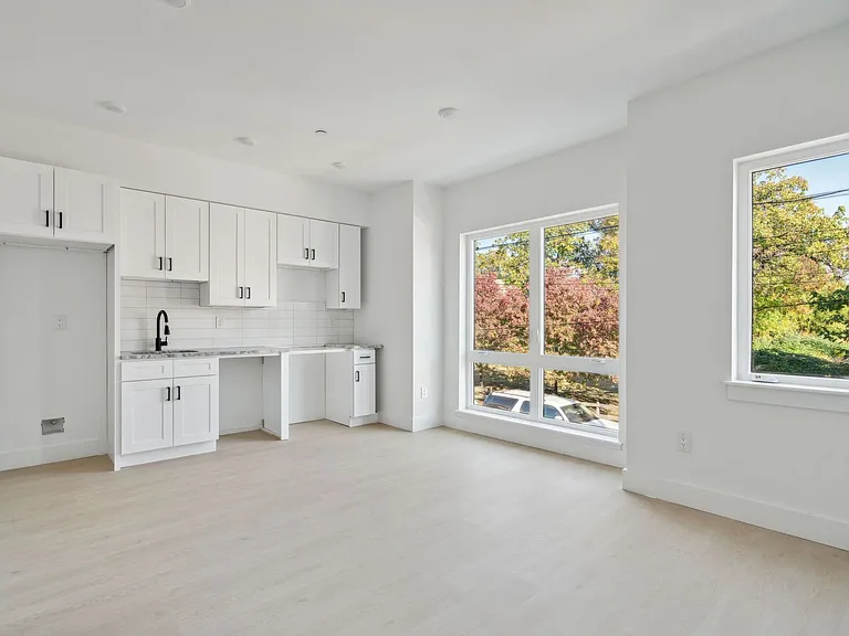 2400 W Montgomery Ave — Photo 8