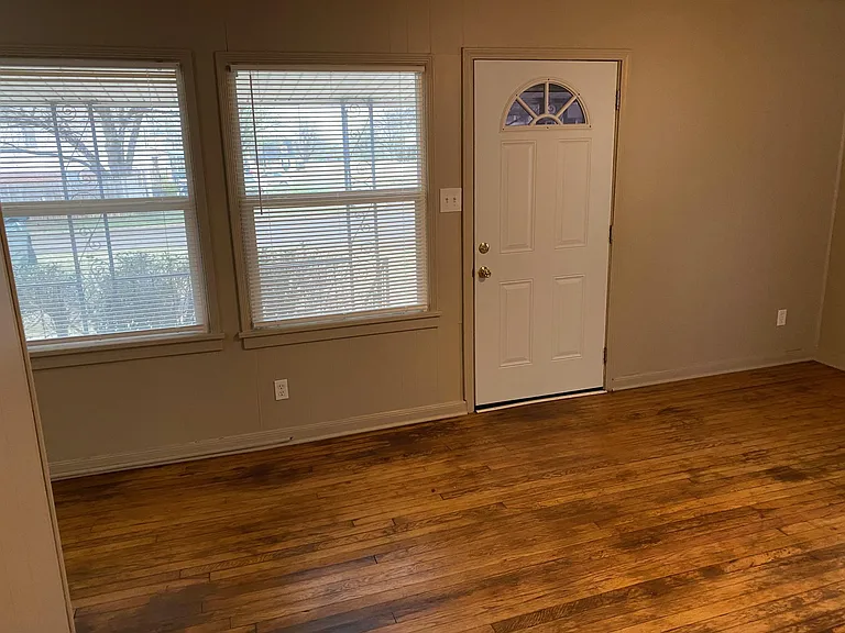 220 E Myrtle Dr — Photo 5