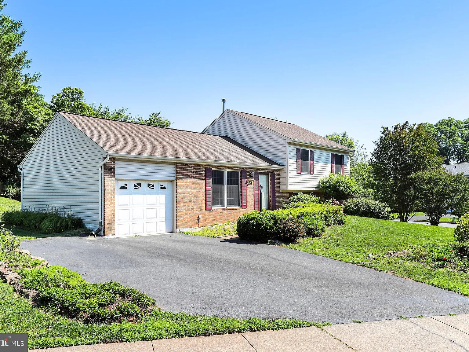4 bed, 3.0 bath, 1152 sqft, $3,400 — Photo 3