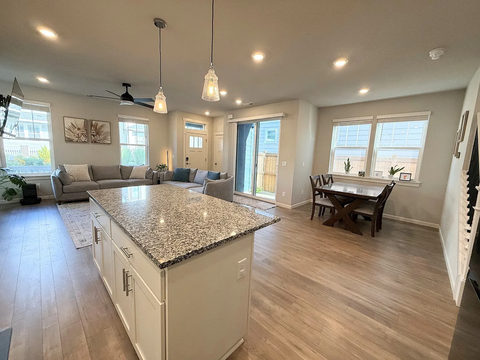 3 bed, 2.5 bath, 1894 sqft, $2,950 — Photo 4