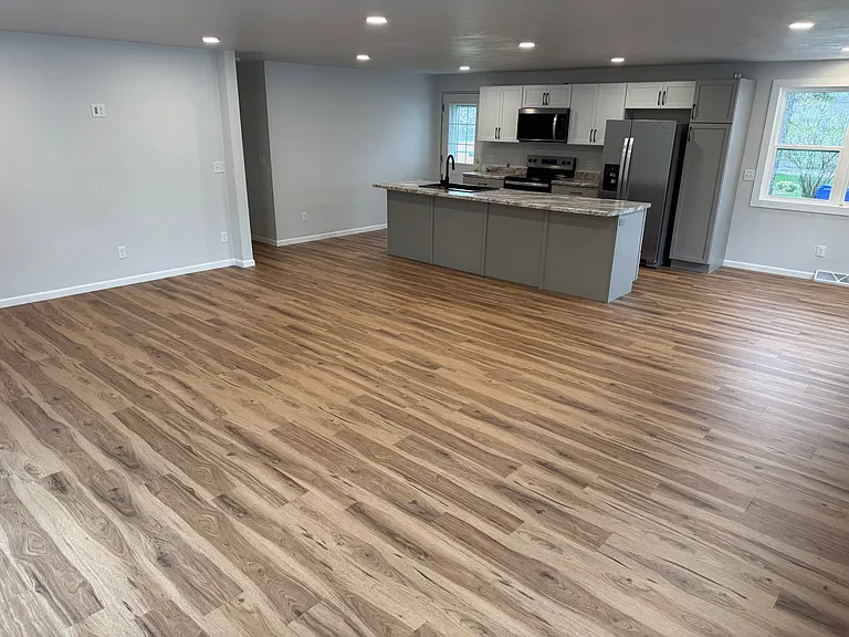 102 Lynn Dr — Photo 3