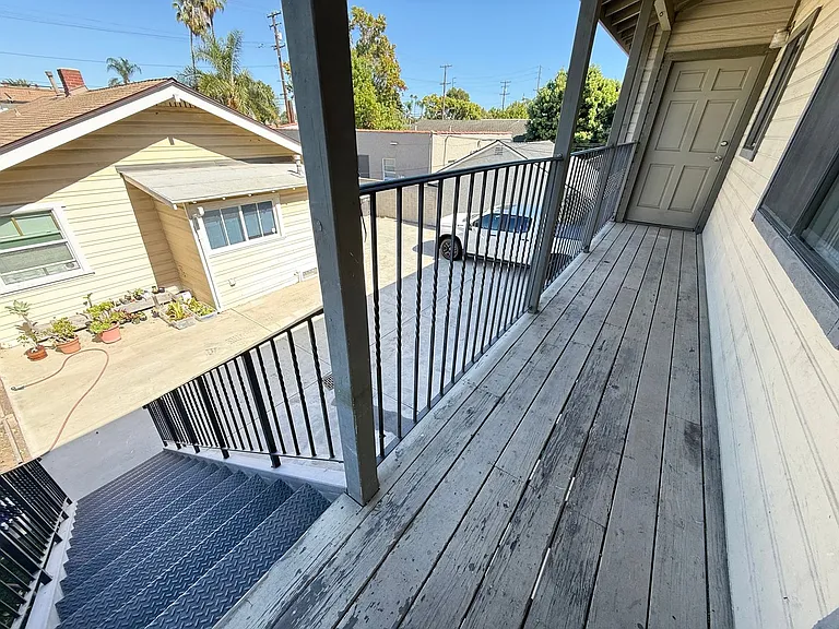 385 Loma — Photo 16